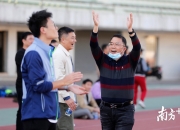 AYX官方直播-球场上表现抢眼，球员们笑逐颜开