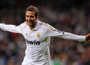 爱游戏官网-范弗利特稳定输出不掉线，灰熊力克雄鹿展现团队韧性