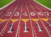 爱游戏在线-从草地到硬地，辛纳ATP总决赛险胜温网，刷新纪录的战术革命