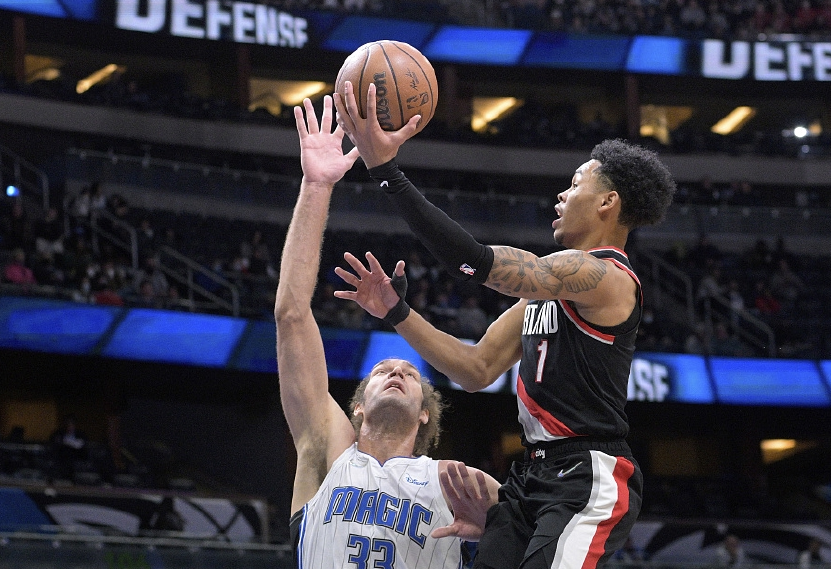 上海队险胜山西队，麦科勒姆点燃赛场