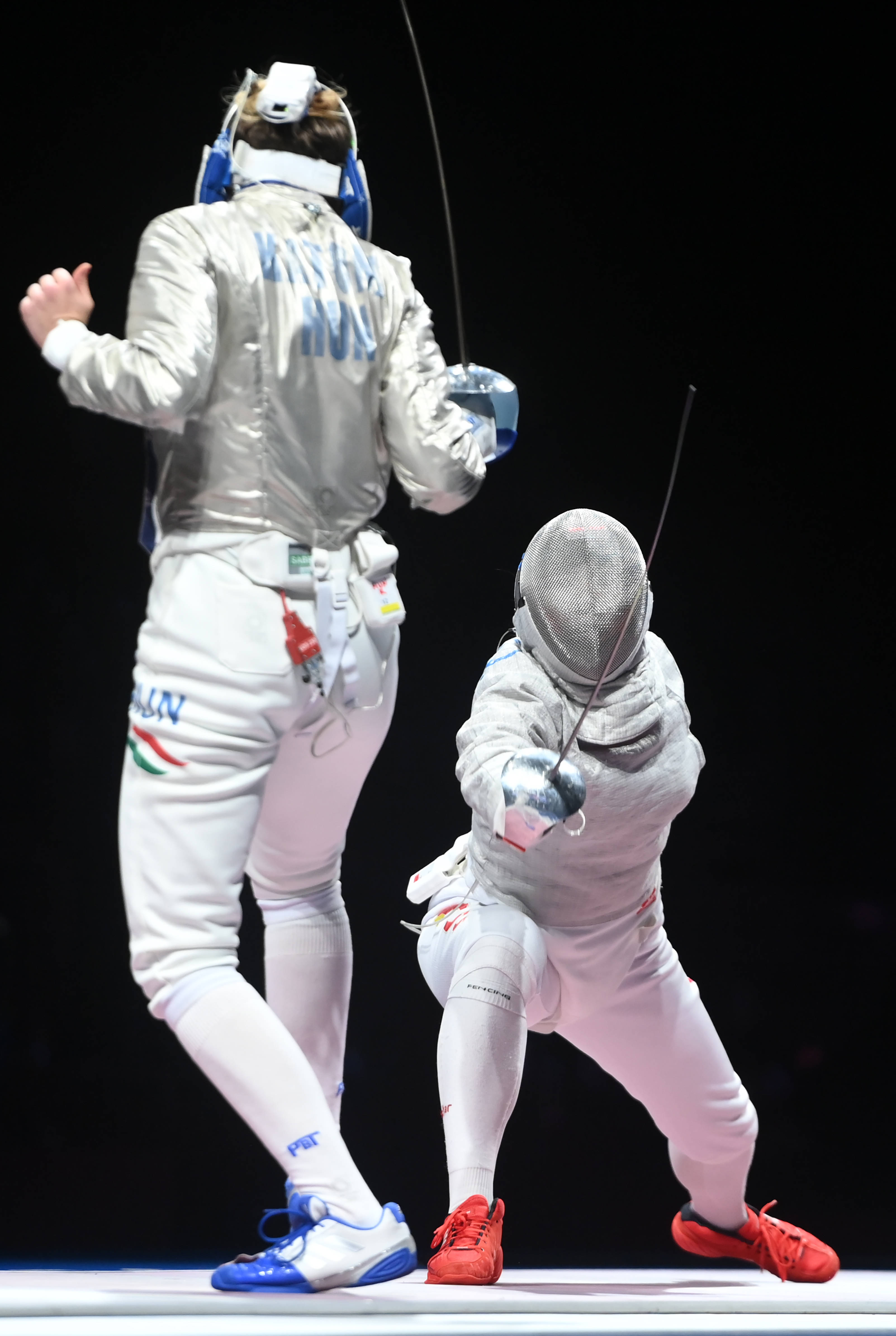 匈牙利女子击剑队火力全开，收获胜利