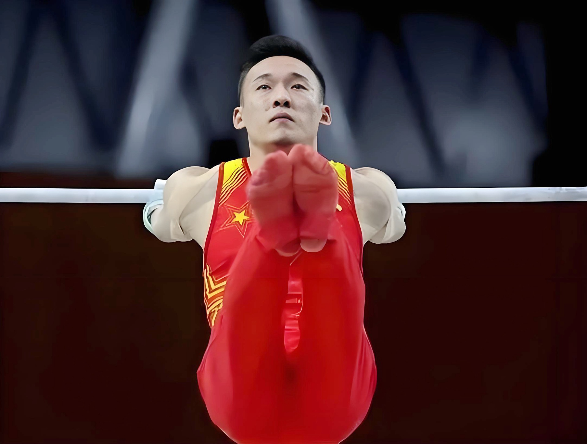 体操比赛选手飒爽登场斩获胜利