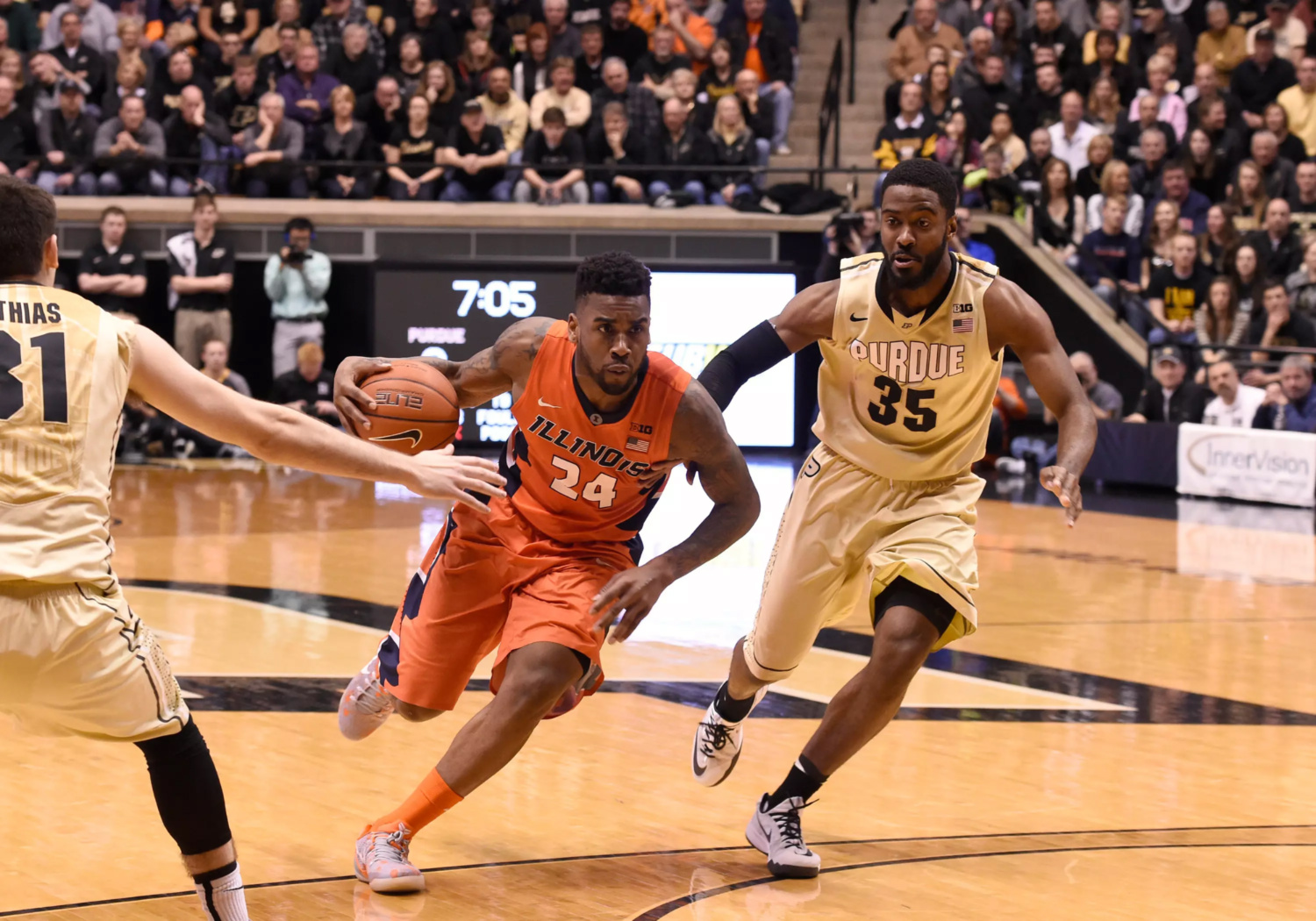 公牛碾压广东队，莫兰特惊艳四座