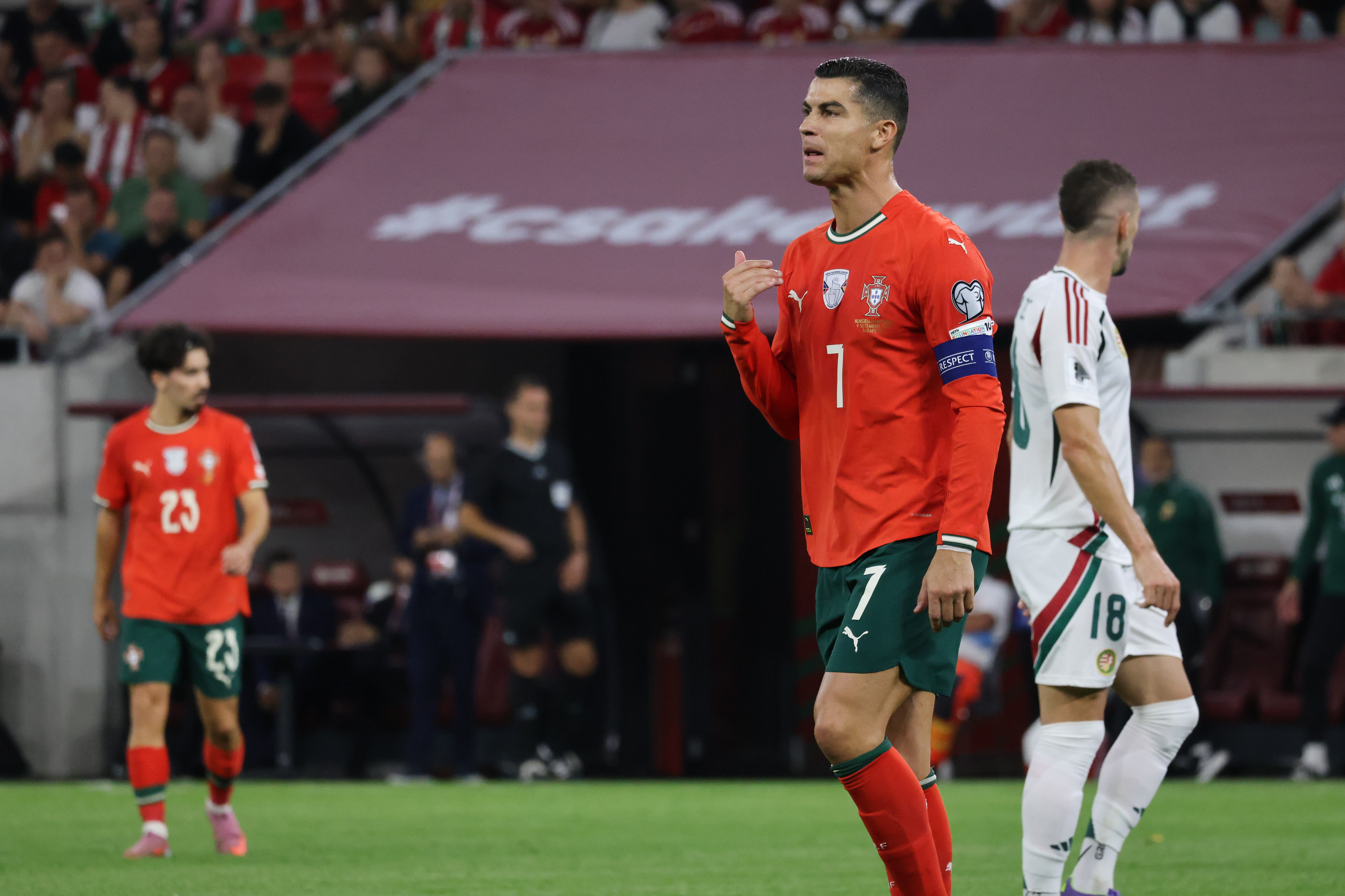 葡萄牙大获全胜，轻松淘汰赛在望