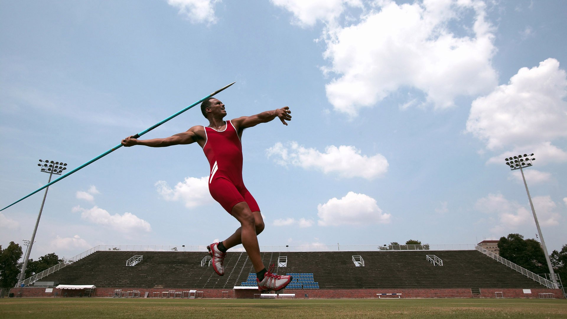 布伦森关键节点连续得分,辽宁队速胜新疆队