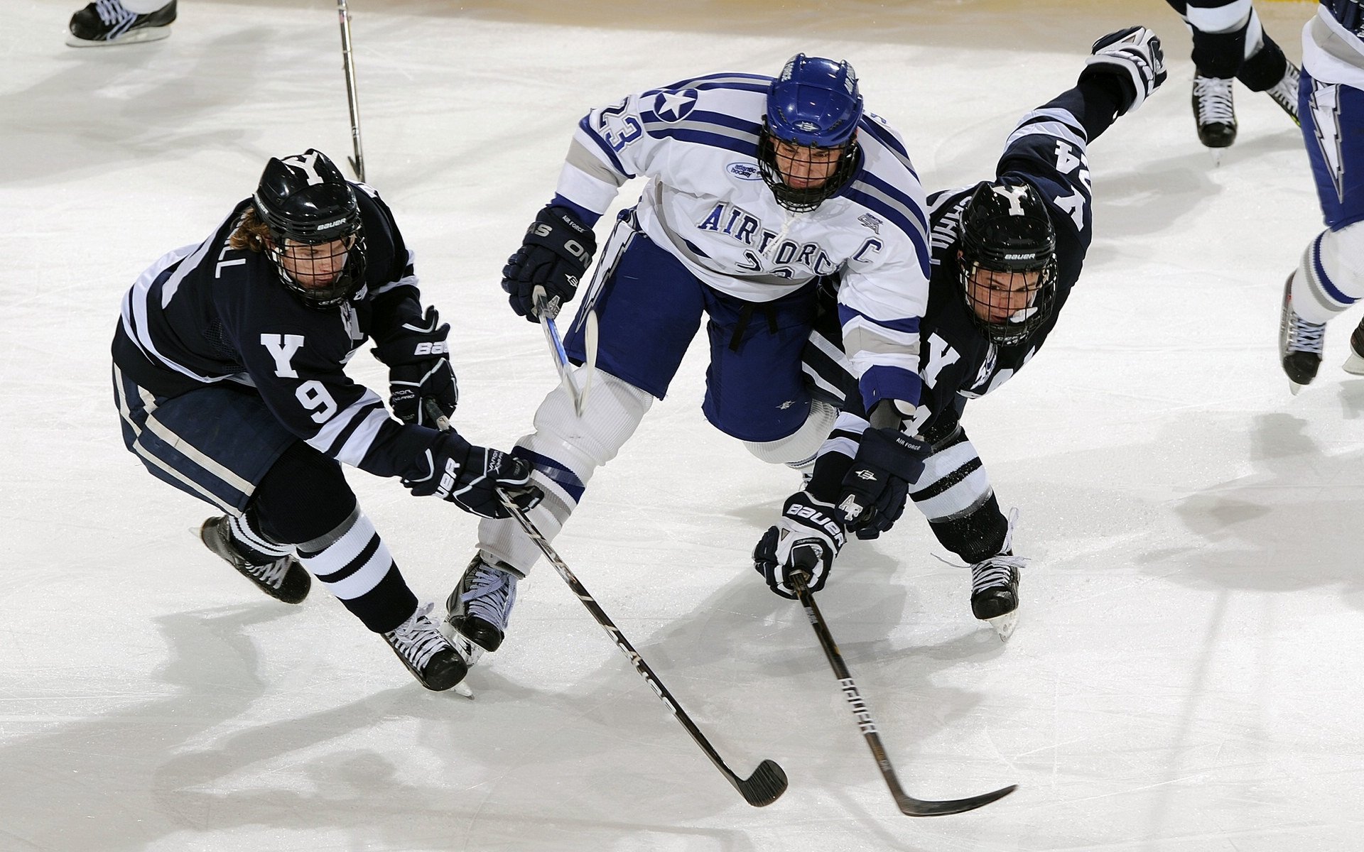 红牛二队绝杀梅赛德斯，诺里斯惊艳四座，一场改写F1格局的雨战传奇